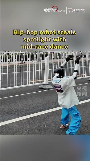 Hip-hop robot steals spotlight with mid-race dance