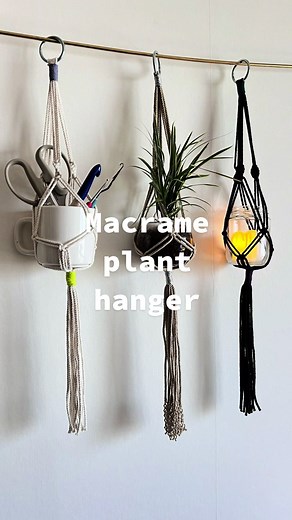 黙って作るver. 📝紐の長さ:220cm×6本/50cm2本 手順:リング状のパーツに紐を通してまとめ結び→12cmほど開けて7回ねじり結び→8cm下に平結び→5cm下に互い違いになるよう平結び(袋状にする)→4cm下にまとめ結び→好きな長さに整える #マクラメ#インテリア#ハンドメイド #diyproject ##macramehandcraft#easydiy#interiordecor