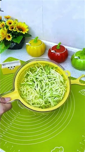 "Manual Vegetable Spiralizer Review: Easy to Slice, Cleaning Function Makes It More Convenient!"
