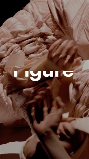 ✨ Wat gebeurt er wanneer kledingstukken veranderen in muziekinstrumenten en mode een verhaal vertelt? In Figure worden de muziek en bewegingen bepaald door het geluid van de keramiek–textielcreaties van modeontwerpster Lisa Konno. Tegelijkertijd vertellen deze kledingkunstwerken een coming-of age verhaal over vrouwelijke schoonheid, vrijheid en beperking. 🌸🎶 Na drie uitverkochte voorstellingen in november, is Figure op 30 en 31 januari 2026 opnieuw te zien in Studio Boekman. Choreografie & Co-