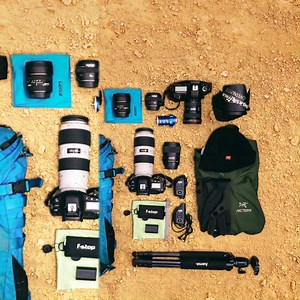 ¿Ya tienes todo para tu próxima aventura en la montaña? 🗻 ¡Que no se te escape ningún detalle! 📸😉 El kit contiene: Cámara lente blanco Cámara 90D EF-70-300 f/4-5.6 L IS USM Lente al lado de mochila verde RF 14-35MM F4L IS USM Lente de bolsa azul EF-S 17-85mm f/4-5.6 IS USM Lente pequeño EF 50mm f/1.2L USM Cámara con lente 5D Mark IV EF 24-70mm f/2.8L II USM Con Canon, siempre estarás preparado.👌 #CanonKitMontaña | Canon