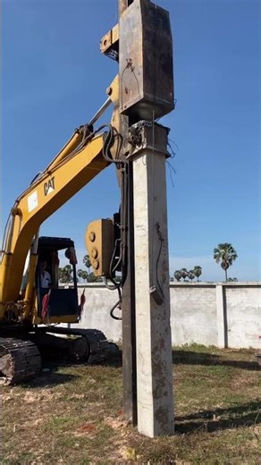 concrete piles driver by excavator hammer😱 #construction #excavator #pilingmachine
