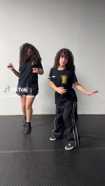 Danza y avance: Paola y Camila brillan en el escenario