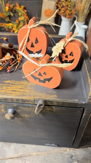 Something NEW… and cozy for your kitchen! This is the week to pre-order our brand-new Bread Box! Handmade right here in our shop, each one is crafted with care and built to last. Perfect for keeping your bread fresh—or storing any countertop essentials you want tucked away with style. Limited pre-orders available → don’t wait to snag yours! 🛒 Tap the link in bio to shop now. #RedFoxPrimitives #BreadBox #HandmadeInPA #PrimitiveStyle #RusticCharm #FarmhouseFeels #CozyHomeVibes #HomeThatFeelsLikeY