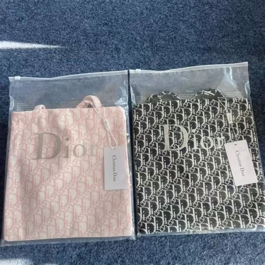 XStarOcean on Instagram: "Dior handbag classic Oblique floral pattern vic gift Size 28 * 30cm with magnetic buckle, handheld strap in the same color Exquisite workmanship, suitable for daily commuting and shopping"