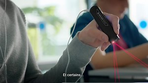 Les personnes avec une déficience visuelle ou ayant des difficultés de lecture devraient pouvoir lire de manière autonome. Grâce à l'OrCam Read, d'une simple pression sur un bouton, vous pouvez : • Lisez des pages entières sur n'importe quelle surface (imprimée ou numérique); • Identifiez les billets de banque; • Scannez les barres-codes Et plus encore. | OrCam