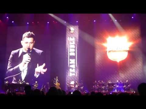 Michael Bublé introduces his band at the O2 (Team Bublé)