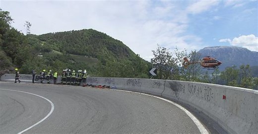 Auto vola dalla strada del Renon. Due morte