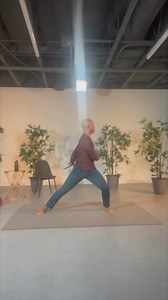 This exercise is called Knocking on the Door of Life and it activates the qi within the body by tapping. The acupressure points in the corner of the chest are along the Lung Meridian, which is an important part of the immune system according to Traditional Chinese Medicine. Try this exercise to give you a boost when you feel sluggish, rundown or catching a cold. #stevenwashingtonexperience #qigong #qigongpractice #qigonghealing #qigongeveryday #qigongmaster #qigongforhealth #qigongleife #qigongt