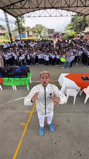 Entregamos 1000 kits estudiantiles a colegios 🎉