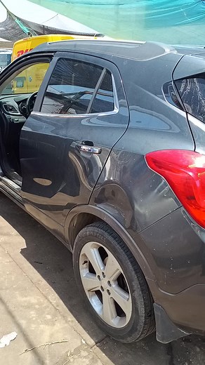 Buick encore 2016 con problema en sensores de presión de neumático se realiza revisión de señal para programación.