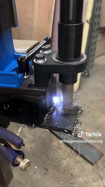 Even drilling one handed while holding a camera, the swivel base HMD920 magnetic drill makes it easy when popping holes in steel. Especially when paired with a carbide tipped Copperhead Cutter. #metalfabrication #hougen #metalworking #fabricationtool #cuttingtools #powertools #carbide #magdrillpress #madeinusa #rippingholes