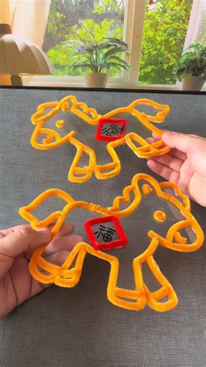 Kindergarten children can use transparent plastic sheets to make handmade lanterns for the Year