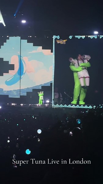 Super Tuna Live: Fun Alien Performance in London