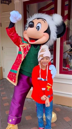 Meeting Goofy, Mickey, & Pluto in their Holiday Costumes! | Disneyland ￼