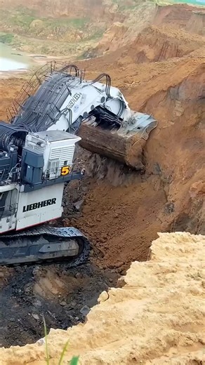 Real Engineerings | Engineering & Technology & Gadgets & DIY on Instagram: "The Behemoth of the Mine: Witnessing the Power of the Liebherr R 996! ⛏️🔥 ​Stop and marvel at the sheer scale and raw power of heavy machinery! This is the Liebherr R 996, one of the largest hydraulic mining excavators in the world, dominating the open-pit mine site. This machine isn't just digging dirt; it's moving mountains! ​Unmatched Scale and Efficiency ​The video beautifully captures the excavator's powerful opera
