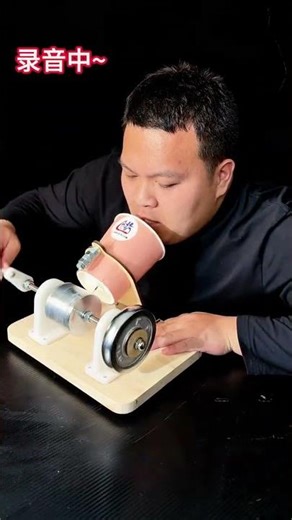 1 minute introduction to the Edison hand-cranked gramophone, the earliest recording equipment of