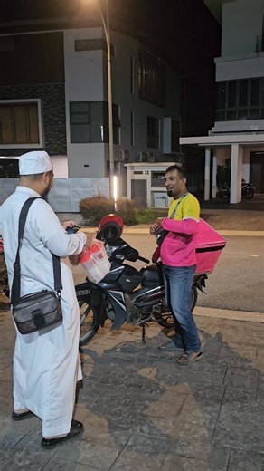 Ebit Lew on Instagram: "Alhamdulillah. Baik dan hebat seorang ayah jadi rider cari rezeki buat keluarga. Semoga dimurahkan rezeki abang dunia dan akhirat. Jom Umrah bersama saya 3- 13 Julai 2025. Pakej Rm6380. 11hari 9malam. Saya akan bawa jemaah."