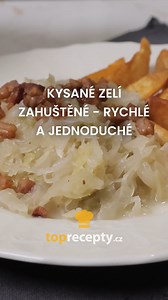 Milujete kysané zelí? Přidejte k němu základ ze smažené cibulky a zahustěte ho nastrouhanou bramborou. Takové zelí se skvěle hodí k masu nebo třeba k haluškám. Snadné a rychlé! Recept najdete ve videu. 😋❤ | Recepty od našich babiček