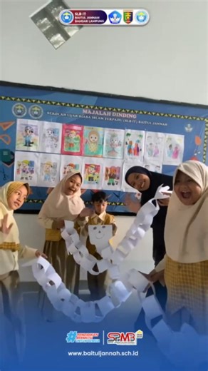 Umar Khayyam Class on Instagram: "Mengukur Diri, Mengenal Potensi 📏🤍 ​Belajar matematika dan seni dalam satu waktu! Lewat kegiatan membuat Paper Chain Body, siswa belajar tentang: ✅ Estimasi dan pengukuran. ✅ Motorik halus saat menyusun rantai. ✅ Mengenal proporsi tubuh sendiri. ​Lihat deh kemiripannya, lebih lucu orangnya atau kembaran kertasnya nih? 😄👇 ​#baituljannahislamicschool #slbitbaituljannah #KurikulumMerdeka #activelearning #LifeAtSchool"