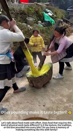 The Sound of Tradition: Pounding Glutinous Rice for Mochi 🍚