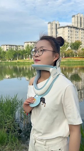 3.5K views · 295 reactions | Text neck? Slouching all day? This cervical neck traction brace is your new bestie ‍♀️ Stretches, supports & fixes that forward head posture in minutes! #neckbrace #posturecorrector #neckrelief #spinetherapy #painrelief #homecaretool #techneck | Smart Home Gadgets | Facebook