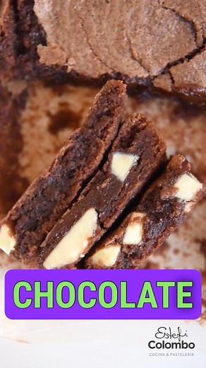 Un brownie super chocolatoso, receta con chocolate blanco y negro! 👋 Ingredientes Manteca derretida 125 g Azúcar 220 g Harina 0000 90 g Huevos 2. U Chocolate amargo 70 g Chocolate blanco Procedimiento Fundir manteca y agregar el chocolate picado, unir. Batir huevos con azúcar ligeramente Y agregar la manteca con el choco. Por ultimo agregar harina y tropezones de chocolate blanco. Poner en molde y cocinar Mi libro de recetas https://www.planetadelibros.com.ar/libro-100-dulce/341722 Todas mis re