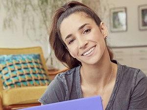 Aly Raisman Says She’s ‘Sick To Her Stomach’ Over Simone Biles’ Withdrawal From The Olympics - Daily Soap Dish