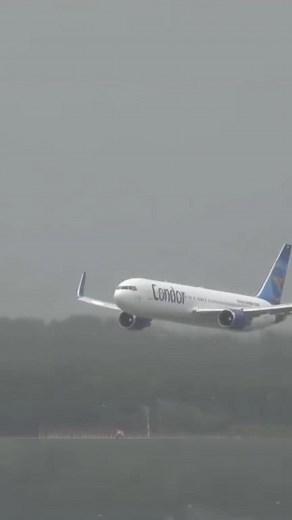 2.1M views · 10K reactions | Scary aeroplane landing with wheels #plane #record #reels #aeroplane #airplane #action #viral #landing #scary #aviation #airline | 7Youknow | Facebook