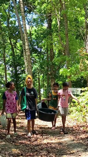 menyusuri hutan demi mencari air bersih untuk mencuci pakaian #gurupedalaman #reels