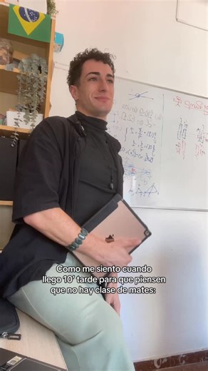 Albert 🐍 on Instagram: "Y con esta chorrada de vídeo celebro mis 23 🥹🎂 Millones de gracias a todos los que apoyáis mi contenido, os lo agradezco un montón 💖 #fypシ #profesoreseninstagram #secundaria #humor"