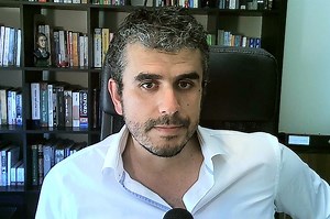 36K views · 2.6K reactions | É fácil ser comunista em democracia, mas defender a democracia num regime comunista exige muita coragem. Hoje ao final do dia, Carlos Guimarães Pinto fala das manifestações em Cuba e da culpa da miséria em Cuba que é sempre do embargo e dos americanos. | Camilo Lourenço | Facebook