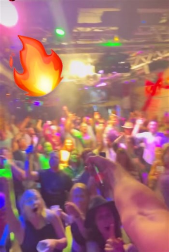 A little sweet caroline for the people 🎤👌🏻 #sing #singalong #caroline ##sweetcaroline #song #crowd #concert