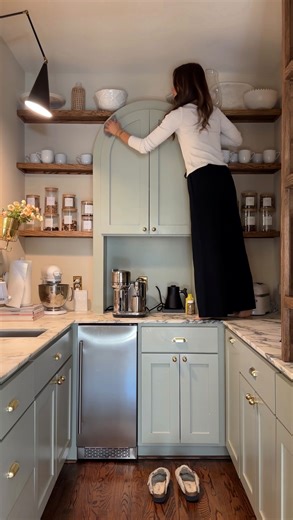 Lauren Roscopf on Instagram: "Once the Christmas decor comes down, I need a reset to start the new year out right.🧼 Comment ‘links’ for my fav cleaning & organization products + where to find all of our home decor & paint colors. Anywhere garland or wreaths were hanging is always so dusty & needs a good clean (hence me climbing on counters). Once I can see clearly, NOTHING in the house is safe.👀The purging & the reorganization spiral is about to start. Anyone else!? I love my hol