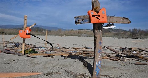 Strage di Cutro, veglia sulla spiaggia tre anni dopo il naufragio: «Non è stato un incidente, è stato un crimine umano»