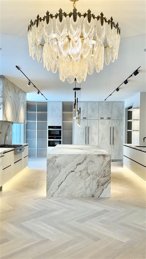Can’t get over how stunning this kitchen looks with Silver Travertine! 💫 Clean lines. Major vibes. This Silver Travertine countertop and hood cover combo is a statement in subtle luxury. A perfect blend of texture and minimalism — exactly how a modern kitchen should feel. #interiordesign #interiordesignideas #interiordecor #interiordecorating #flooring #interior #renovation #renovationproject #bathroomdecor #bathroomremodel #kitchenremodel #sinteredstone #greatertorontoarea #vaughan #torontohom