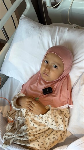 Eldor Juraboev on Instagram: "Sarvinozning jigarida oʻsimta aniqlangan, tezlik bilan aperatsiya qilib olib tashlash kerak, 10.000$ atrofida pul kerak boʻladi, onalari uylarini sotib kelganlar, lekin pul yetqizolmay qarz boʻlib qolganlar, 2 kun ichida 10.000$ pul yigʻsak Sarvinozning hayotini saqlab qolamiz! • 💳5440 8103 7768 4583 🇺🇸4187 8000 0156 8682 (Kartalar bemorning onasi nomida) Gulnoza Mavlanova ▪️ Qoʻshimcha kartalar: 💳5614 6818 1362 9866 💳9860 1601 4053 6972 💳5614 6814 2716 9440 N