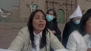 ((🔴)) #Pumo| Un grupo de personas se reúnen en la plaza Mayor de Puno pidiendo un ALTO AL PARO que comienza el día de mañana. | Pachamama Radio