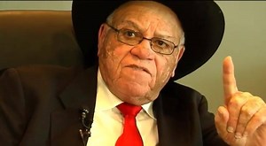 We lost a great man today in Coach Herman Boone who inspired "Remember the Titans" Coach Boone integrated T.C. Williams High School and lead the Titans to the State Championship in 1971🏈 "Teamwork is ONE heartbeat of individuals who can learn to accept the soul of an individual & not reject that person based on the color of his skin"- Coach Herman Boone #RememberTheTitans #RIPCoachBoone 🎞️@CNYCentral | CoachTube.com