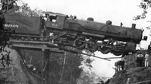 On the Edge of Disaster: Vintage Train Wrecks in Stunning Detail - 1Funny.com