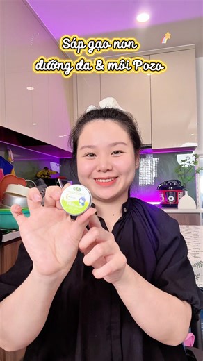 Trời lạnh là môi bé dễ khô hơn nên em hay bôi sáp gạo non Pozo cho bé để môi mềm ẩm đó các mom 💓