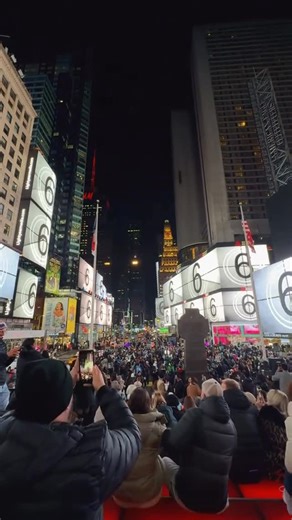 𝕆 𝕤 𝕔 𝕒 𝕣 ℂ 𝕒 𝕟 𝕠 on Instagram: "midnight in New York ✨🌌 #newyork #timessquare"