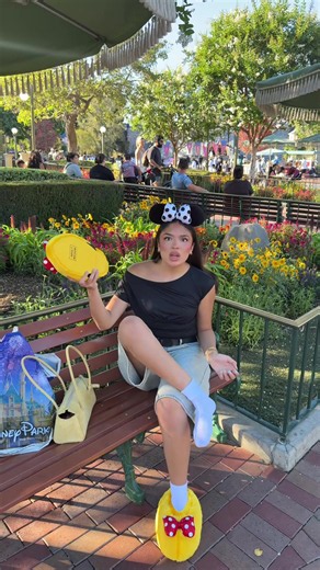 Gloria (Modern Family) y sus pantuflas en Disney — ¿qué referencia es?