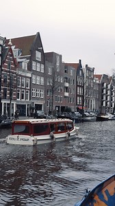 🧣 ¡Amsterdam in January has its own winter charm! ❄️ Stroll along the picturesque canals with bright lights, enjoy cozy cafes and be a part of the winter magic in every corner. 🏰✨ Ready to experience the unique beauty of the city under a light layer of snow? 🌨️ 🧣 ¡Ámsterdam en enero tiene su propio encanto invernal! ❄️ Pasea por los pintorescos canales con luces brillantes, disfruta de acogedoras cafeterías y siéntete parte de la magia invernal en cada rincón. 🏰✨ ¿Listo para vivir la bellez