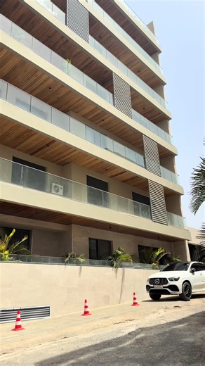 À LOUER – APPARTEMENT DE STANDING À FANN MERMOZ (CORNICHE OUEST) Superbe appartement F5 situé au 1er étage, offrant des prestations haut de gamme et un cadre de vie exceptionnel : ✔️ 4 chambres spacieuses ✔️ Salon lumineux ✔️ 4 salles d’eau modernes ✔️ Cuisine équipée ✔️ Toilette visiteur ✔️ Buanderie dépendance domestique avec toilette Vue sur la mer Piscine Parking en sous-sol Ascenseur Résidence sécurisée avec gardiennage 24h/24
