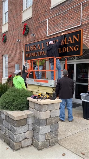 WATCH: New signage is up at Glasgow’s Luska J. Twyman Municipal Building. The city renamed it earlier this year to honor the former mayor. Twyman served from 1968 to 1985. He also helped steer local schools through integration. He was a Hiseville native. A World War II veteran. A lasting figure in Glasgow’s history. A JOB WELL DONE. | Brennan Crain
