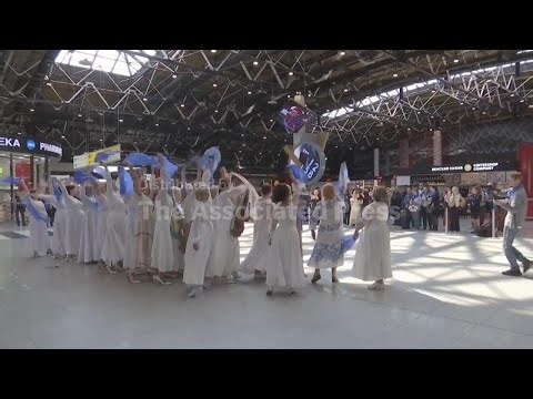 Flash mob inspired by Russian WWII song at Moscow airport ahead of Victory Day