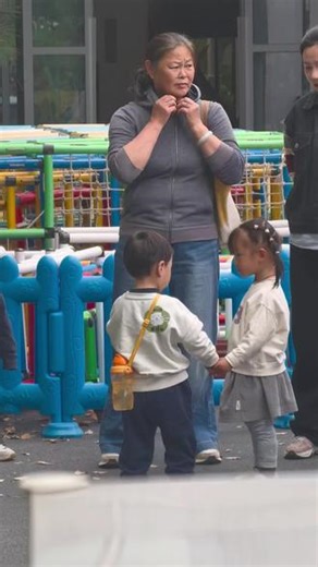 青梅竹马，共赴学堂#青梅竹马 #亲子时光抓拍瞬间 #上学
