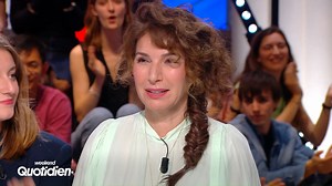 Anne Depetrini se demande s'il ne faudrait pas plutôt inventer une charte du savoir vivre dans les locations touristiques. Ses exemples sont parlants. Très parlants... Trop ? | Quotidien avec Yann Barthès