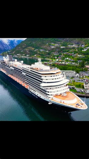 जहाज पानी मे क्यों नहीं डूबता है? #facts #shorts #ship